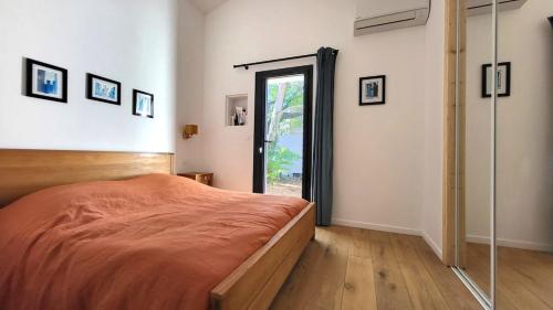 - une chambre avec un lit et une porte en verre dans l'établissement Le MazeL, meublé de tourisme 2 à 4 personnes, à Avignon