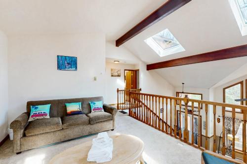 ein Wohnzimmer mit Sofa und Tisch in der Unterkunft Burntwood Retreat in East Stroudsburg