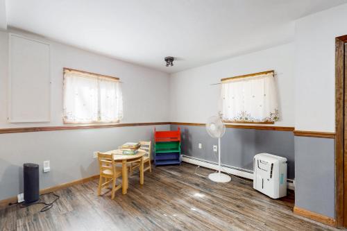 ein leeres Zimmer mit einem Tisch und einem Schreibtisch in der Unterkunft Burntwood Retreat in East Stroudsburg