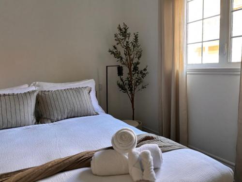 ein Schlafzimmer mit einem Bett, auf dem ein Stofftier liegt in der Unterkunft MC'S nB in Saint-Sauveur-des-Monts