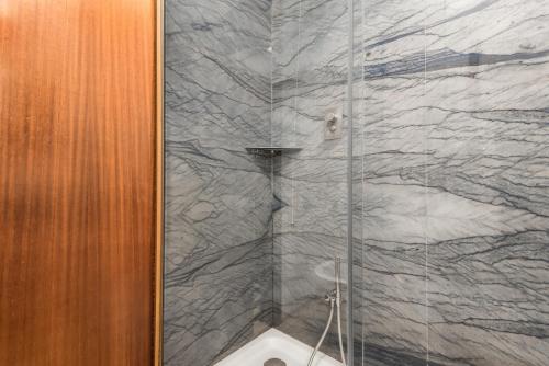 Et badeværelse på Portoseaview Terrace & AC