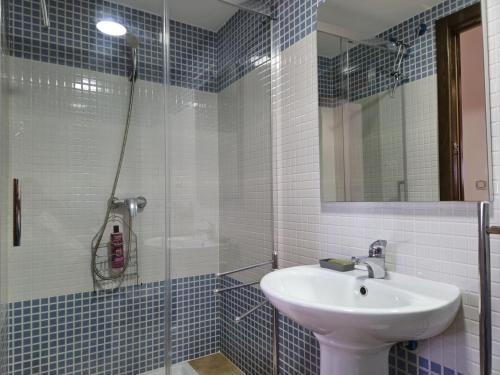 a bathroom with a sink and a glass shower at casa hilo dorado in Águilas