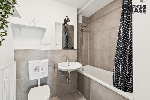 y baño con lavabo, aseo y bañera. en MONTEUR - Unterkunft für bis zu 6 Personen in 63452 Hanau - HU13, en Hanau am Main