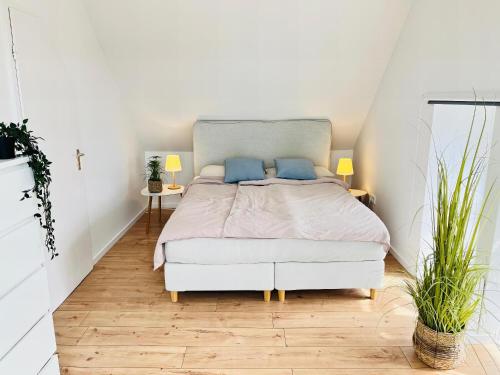 una camera da letto con un letto con due cuscini blu di meerBLICK a Orth