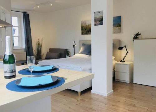 a room with a bed and a table with blue plates at meerHAFEN in Orth