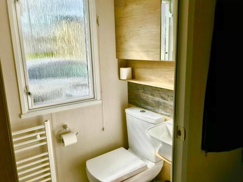 Koupelna v ubytování Luxury static caravan at beautiful durdle door holiday park