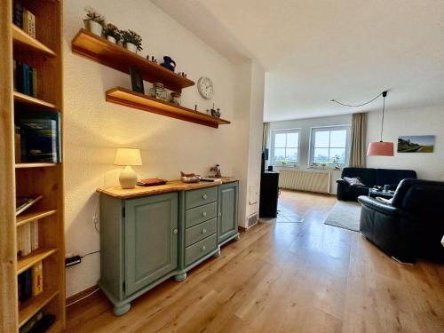 un salon avec une armoire verte dans une pièce dans l'établissement Kieferneck, à Petersdorf auf Fehmarn
