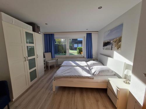 ein Schlafzimmer mit Bett, Schreibtisch und Fenster in der Unterkunft Inselzeit in Vitzdorf