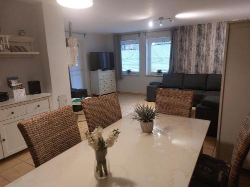 a kitchen and living room with a table and chairs at Auszeit in Wenkendorf auf Fehmarn