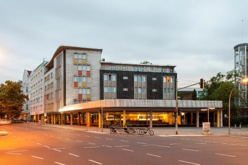 un bâtiment au coin d'une rue de la ville dans l'établissement Quentin Boutique Hotel, à Berlin