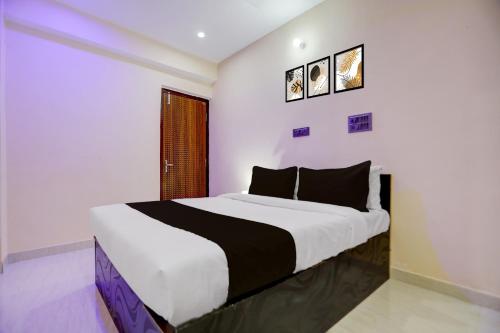 Ένα ή περισσότερα κρεβάτια σε δωμάτιο στο SPOT ON Hotel Ayush Inn