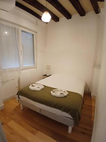 una camera da letto con un letto in una stanza con una finestra di T2 Centre ville - rdc ad Angers