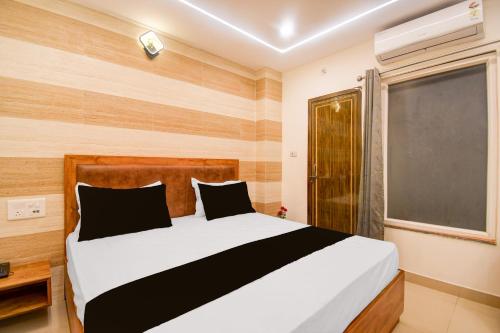 a bedroom with a bed and a chalkboard on the wall at Townhouse Gomti Nagar Station Formerly Budget In in Gomti Nagar