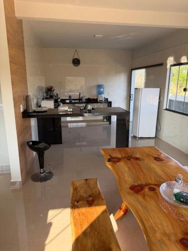 a kitchen with a table and a counter top at Casa com visual deslumbrante in Carvalhos