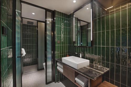 Un baño de Orange Hotel Beijing Yansha Landmark River