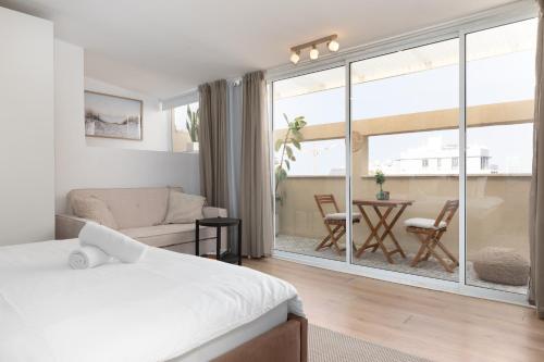 Un dormitorio con una cama y una sala de estar. en 175 Design Residence - With mamad, en Tel Aviv