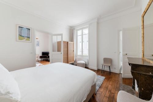 Charming ground floor rue du Faubourg Saint Honore