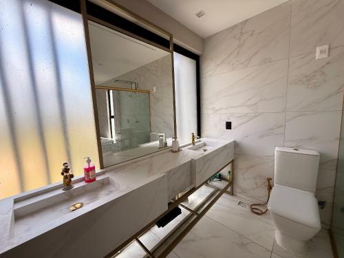 バナネイラスにあるÁguas da Serraの洗面台、鏡、トイレ付きのバスルーム