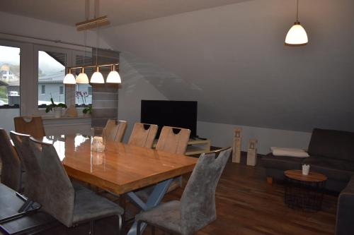 a dining room with a wooden table and chairs at Ferienwohnung Wiedergrün in Durbach