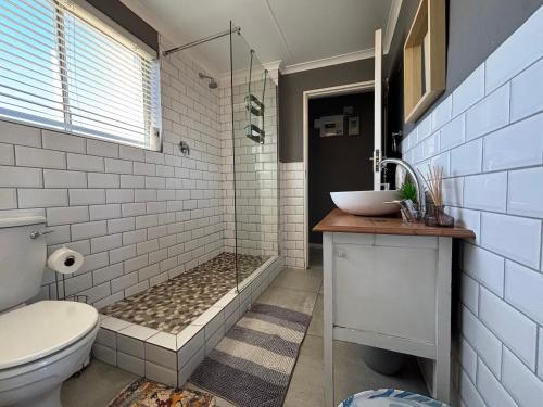 ヘルマナスにある#FiftySevenのバスルーム(シャワー、洗面台、トイレ付)