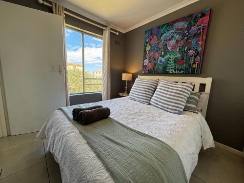 ヘルマナスにある#FiftySevenの大きなベッドと窓のある寝室