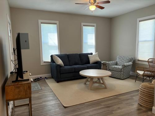 TV a/nebo společenská místnost v ubytování Winter Retreat & Summer Escape in Port Clinton