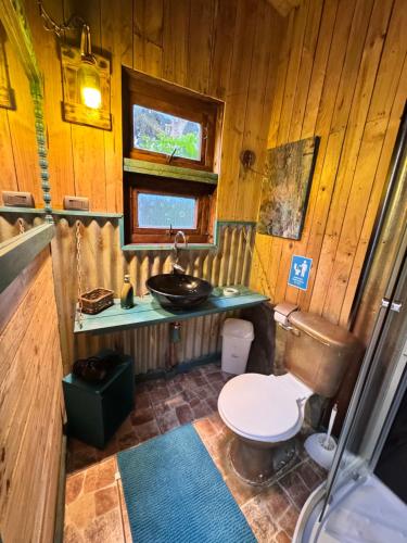 un baño con lavabo e inodoro en Apartamento Hortensias del Lago, en Puerto Varas