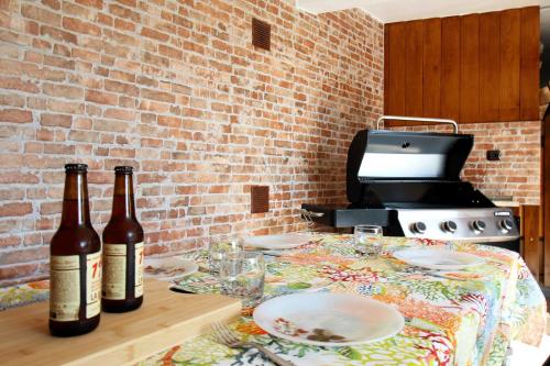 una mesa con dos botellas de vino y platos en ella en Casa Yito, en Muñorrodero