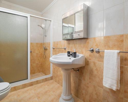 een badkamer met een wastafel en een douche bij Casa da Avó in Vila Franca do Campo