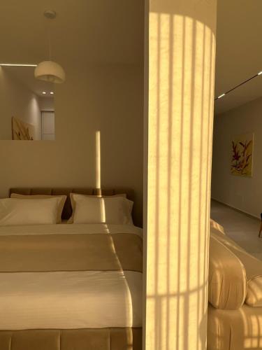 Ένα ή περισσότερα κρεβάτια σε δωμάτιο στο Noor Apartments