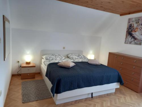 ein Schlafzimmer mit einem Bett mit zwei Kissen darauf in der Unterkunft Apartma Melita in Rovte