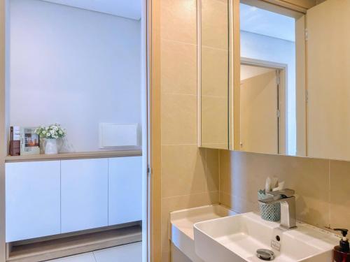 ein Badezimmer mit Waschbecken und Spiegel in der Unterkunft The Sóng Apartment 5 Stars Vung Tau - Căn Hộ Du Lịch Biển Vũng Tàu - MINH TOẢN's Homestay in Vũng Tàu