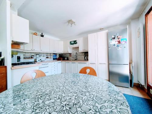 a kitchen with a table and a refrigerator at Jean Monnet - Séjour à Auxerre in Saint-Georges-sur-Baulche