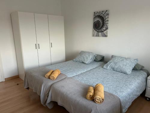 Un dormitorio con dos camas con toallas encima. en Apartamento de 3 habitaciones en GIRONELLA - ALBERGA, en Gironella