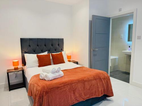ein Schlafzimmer mit einem Bett mit zwei Handtüchern darauf in der Unterkunft Brand New Private House in Croydon in South Norwood