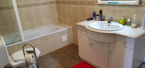 a bathroom with a sink and a bath tub at Villa Jopati in Olho Marinho