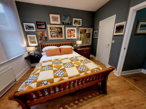 Una cama o camas en una habitación de Stylish flat by the beach with stunning sea views