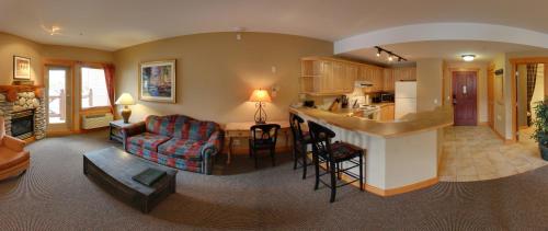 Ein Sitzbereich in der Unterkunft Lizard Creek Lodge