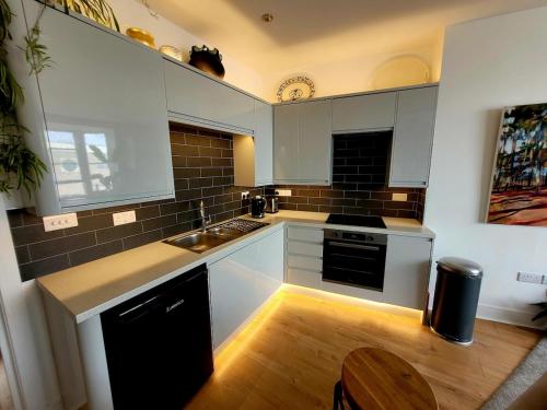 Η κουζίνα ή μικρή κουζίνα στο Stylish flat by the beach with stunning sea views