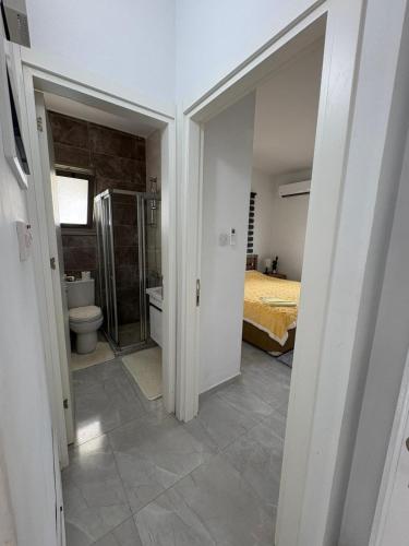 Un baño con inodoro y una cama en una habitación. en Lapta Residence, en Limassol