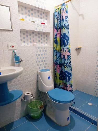 a bathroom with a toilet and a sink at Villa Celeste in Páramo