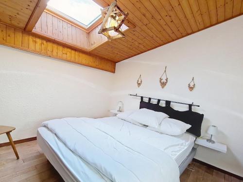 沙泰勒Alpenlake AP139 VIEW & NATURE 6 Pers的卧室配有一张白色大床和天窗