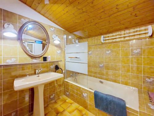 沙泰勒Alpenlake AP139 VIEW & NATURE 6 Pers的带水槽、浴缸和镜子的浴室