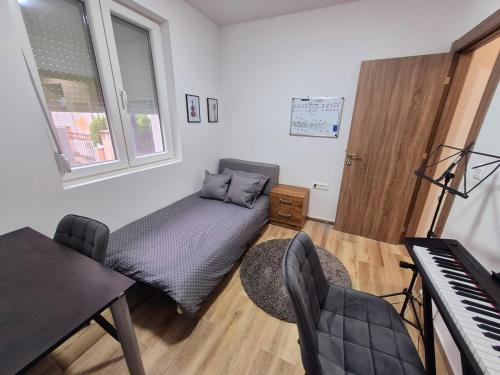 een woonkamer met een bed en een piano bij The Music Box in Skopje