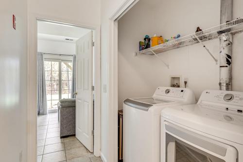 Un lavadero blanco con lavadora y secadora. en 3 Mi to Dtwn Worcester! Spacious 2-Story Townhome!, en Worcester