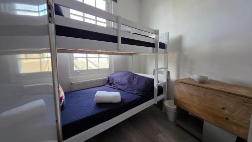 Een bed of bedden in een kamer bij Family room in Zone 2