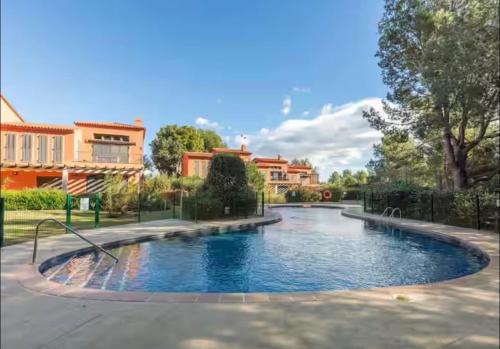 ein Schwimmbad in der Mitte eines Parks in der Unterkunft Charming Retreat in Bonmont in Bonmont Terres Noves