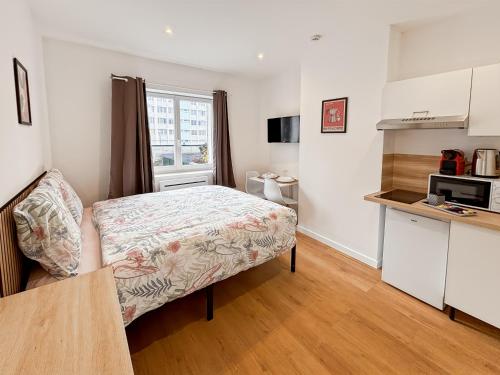 カンブレーにあるAu 42B JMのベッドとキッチンのある小さな部屋