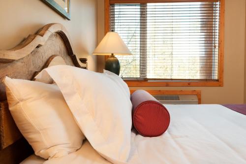 Ein Bett oder Betten in einem Zimmer der Unterkunft Lizard Creek Lodge