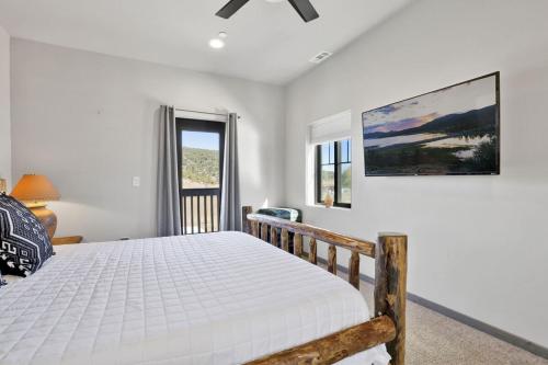 Postel nebo postele na pokoji v ubytování Golden Bear at Shay Meadows~ Relaxing Equestrian Estate w/ Hot Tub + Foosball